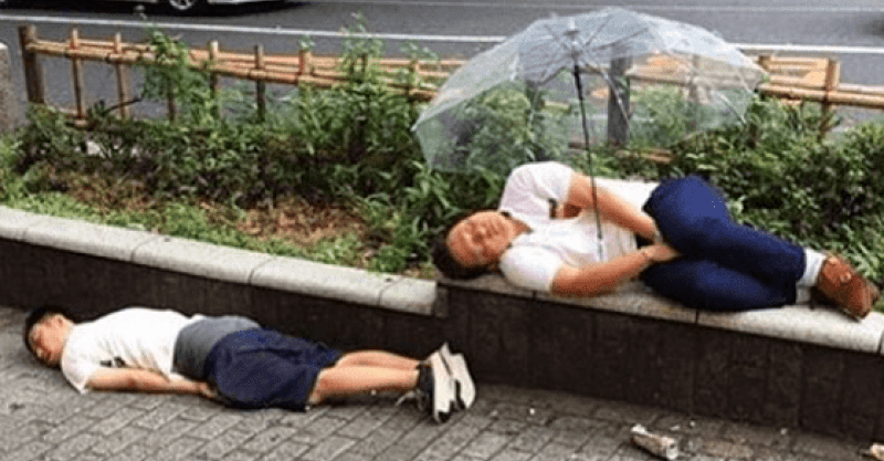 渋谷で爆睡している人の画像ベスト９がおもしろすぎる 傘をさす余裕があるなら帰って寝なさい いいね ニュース